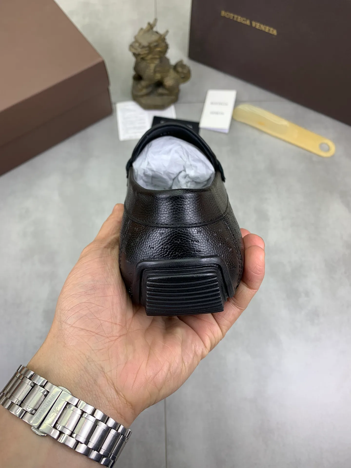 Men's shoes 💰P420 [New model] Water-dyed Niuli 💰High-quality business beanie shoes 💎💎💎 BOTTEGA VENETA official website synchronizes the latest top version of BV in the market, accepts material comparison, shoe type comparison, process comparison, practical and texture, versatile, suitable for any occasion, the more you look at it, the more it tastes. Pure hand-woven craftsmanship - Upper material, hand-woven calfskin imported from Italy 🇮🇹 - High-quality water-dyed cowhide lining - Original private model customized outsole -Size: 39-44 (38 45 can be customized) Color: black or brown optional